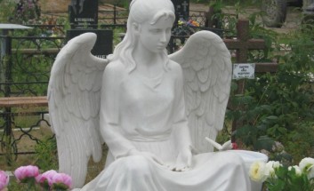 Памятник из камня. Ангел