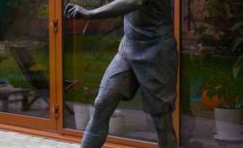 Скульптура из бронзы: Футболист