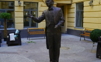 Памятники: дирижер Темерканов