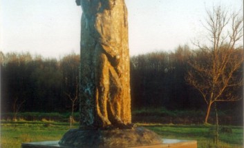 Памятник матерям и женам (бетон, высота 2 м 70 см), г. Красногородск