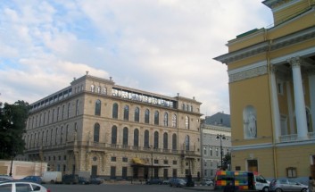 Вид на Александринский театр и гостиницу