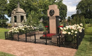 Памятник Матвиенко В.В. Надгробие